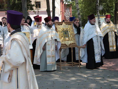 Крестный ход у памятника свт. Николаю Чудотворцу